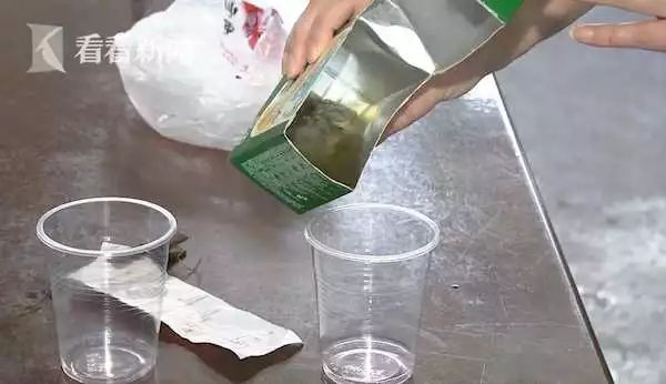 惊！知名品牌饮料中喝出大团霉菌！常州很多超市都有卖