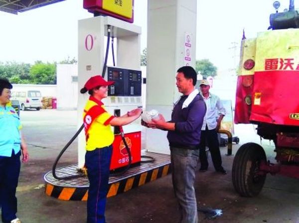 加油站加油员一个月工资是多少,加油员2500工资为什么有人干