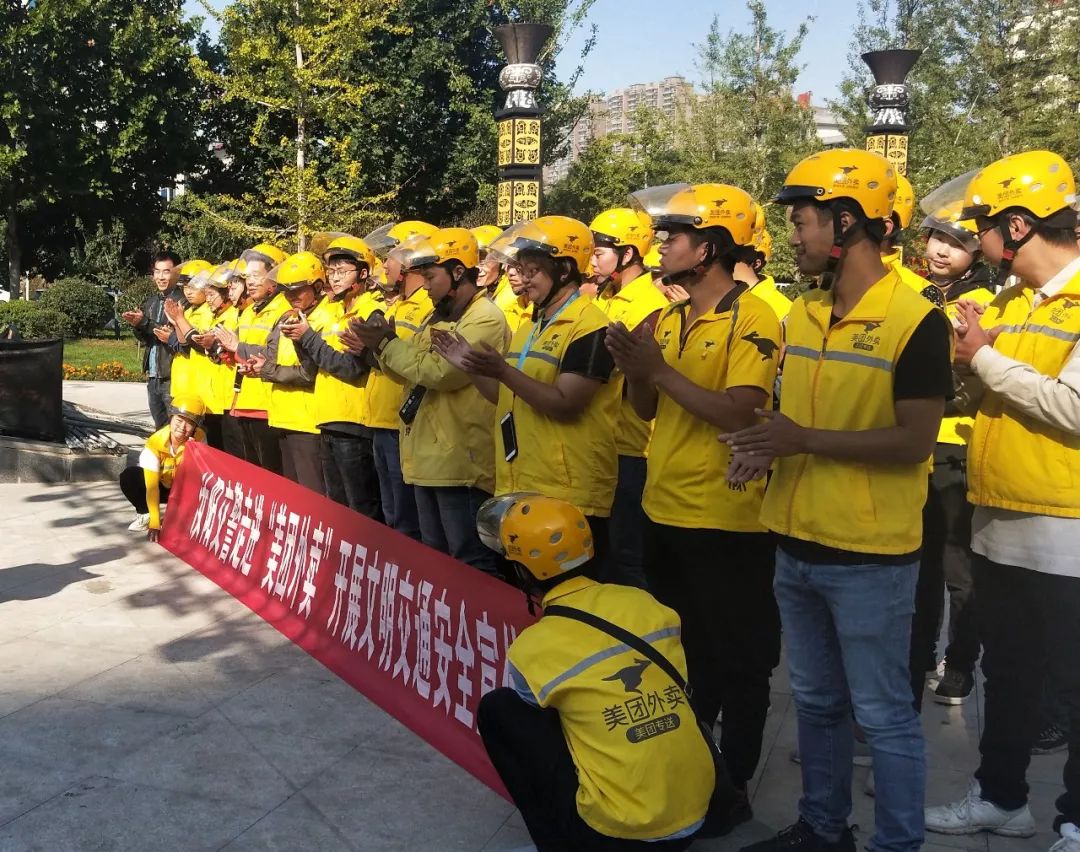 洛阳交警给队友送惊喜,交警为滞留司机送爱心餐