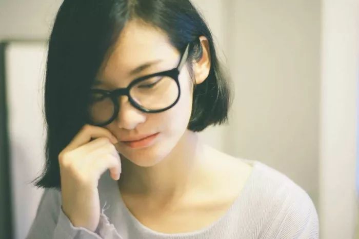 根据你的脸型和眼镜选发型,怎么选择适合自己的发型和眼镜