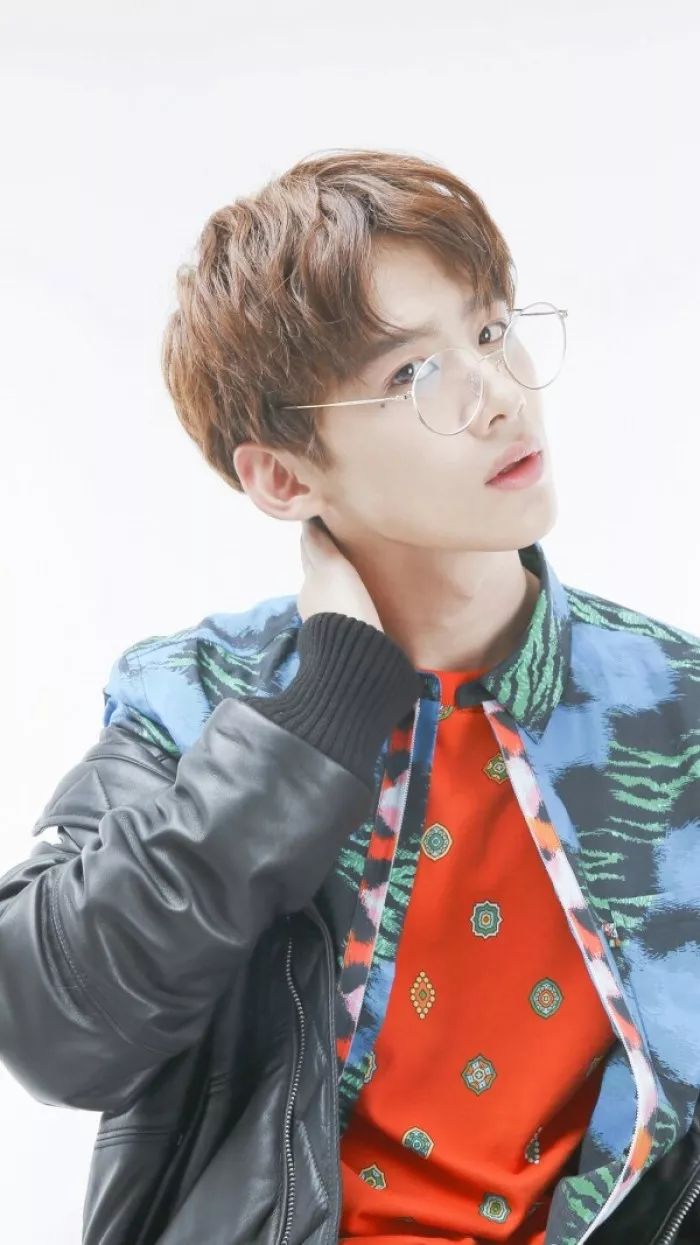 根据你的脸型和眼镜选发型,怎么选择适合自己的发型和眼镜