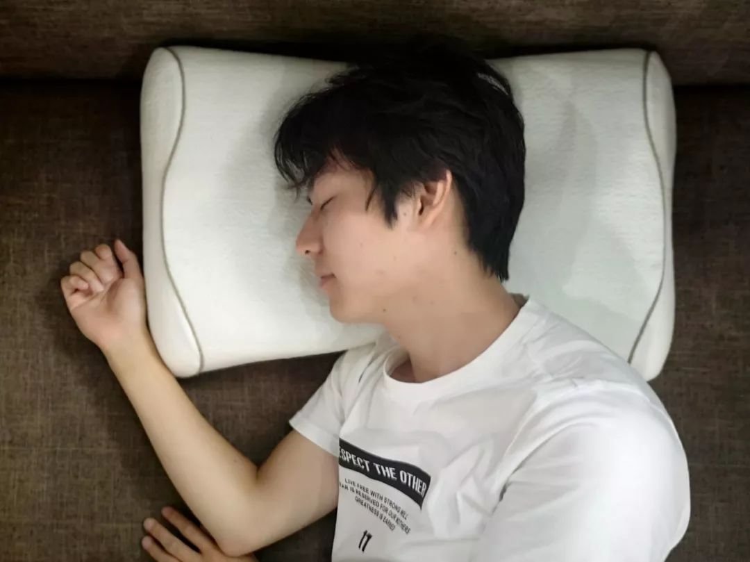 德国专利，最顶级的枕头！舒缓压力、四季通用～将科技与健康完美结合凝胶枕，躺着它真的很舒服