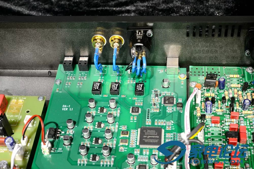 全能的解码“妖精”：声雅DAC25胆石结合解码器