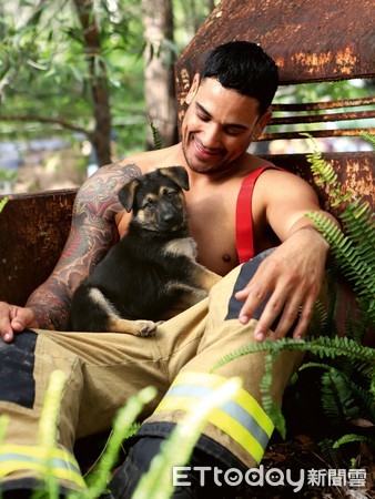 啊斯～超养眼消防员月历又来啦！　*男猛**＋萌犬疗愈一整年