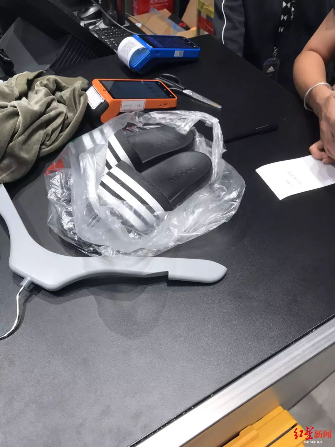 阿迪达斯300元左右的拖鞋,300元的阿迪达斯是真的吗