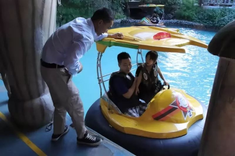 假日中一道靓丽的风景,假日里那个忙碌的身影