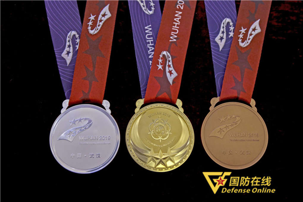 军运会奖牌排名最新,军运会冠军颁奖敬礼