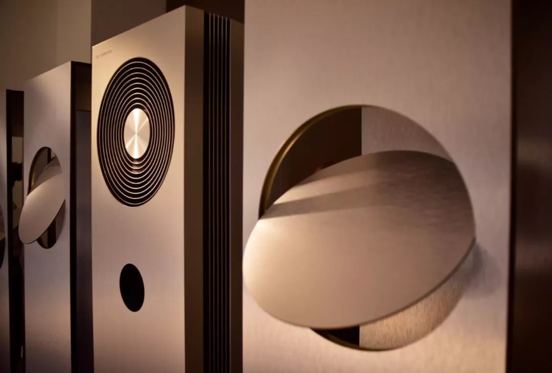 济公登《男人装》“俏杀”杨幂；香奈儿给“老干妈”提鞋？“DNA”螺旋造房...「设计烩报235期」