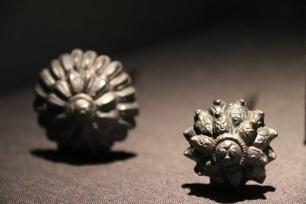 卡地亚满钻手镯窄版高定,卡地亚新款手镯时尚减龄黄金