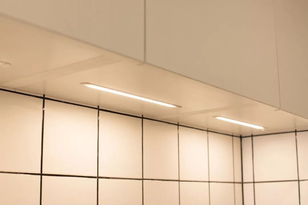 客厅没窗户没有阳光,客厅没有窗户一点采光都没有