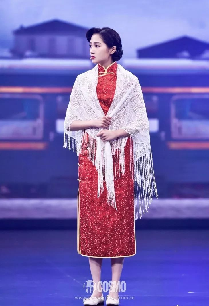 越年轻的小花越难穿好，我说旗袍