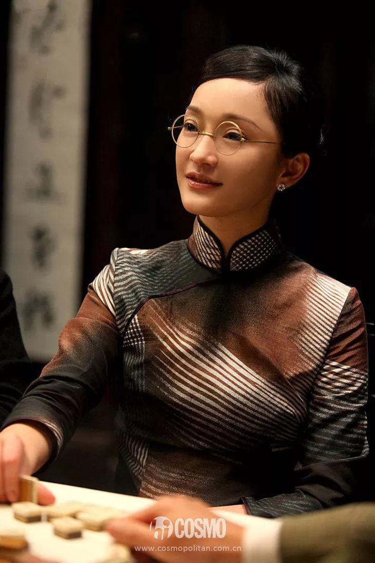 越年轻的小花越难穿好，我说旗袍