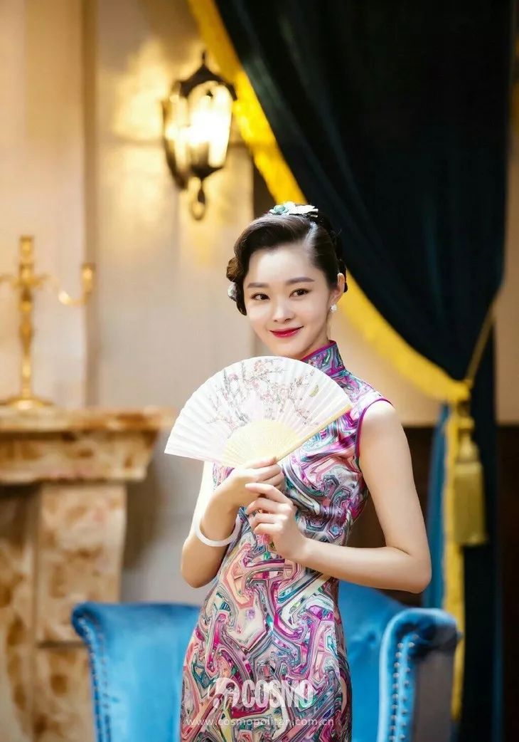 越年轻的小花越难穿好，我说旗袍