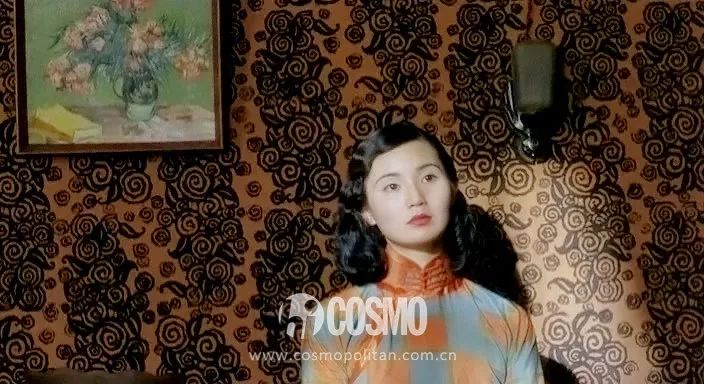 越年轻的小花越难穿好，我说旗袍