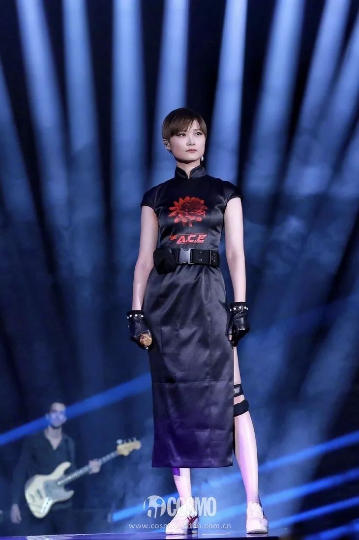 越年轻的小花越难穿好，我说旗袍