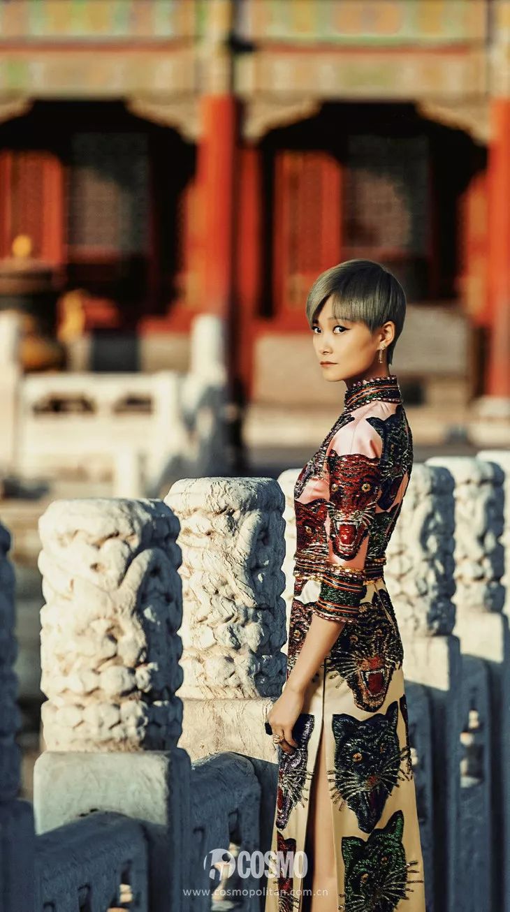 越年轻的小花越难穿好，我说旗袍