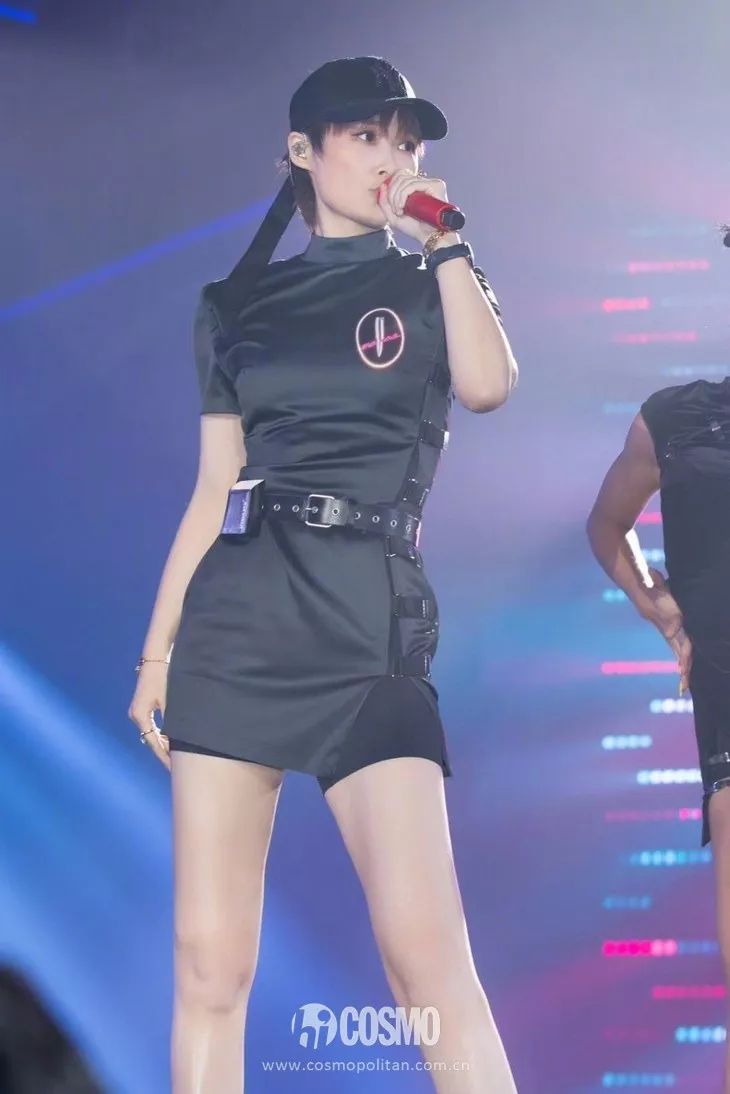 越年轻的小花越难穿好，我说旗袍