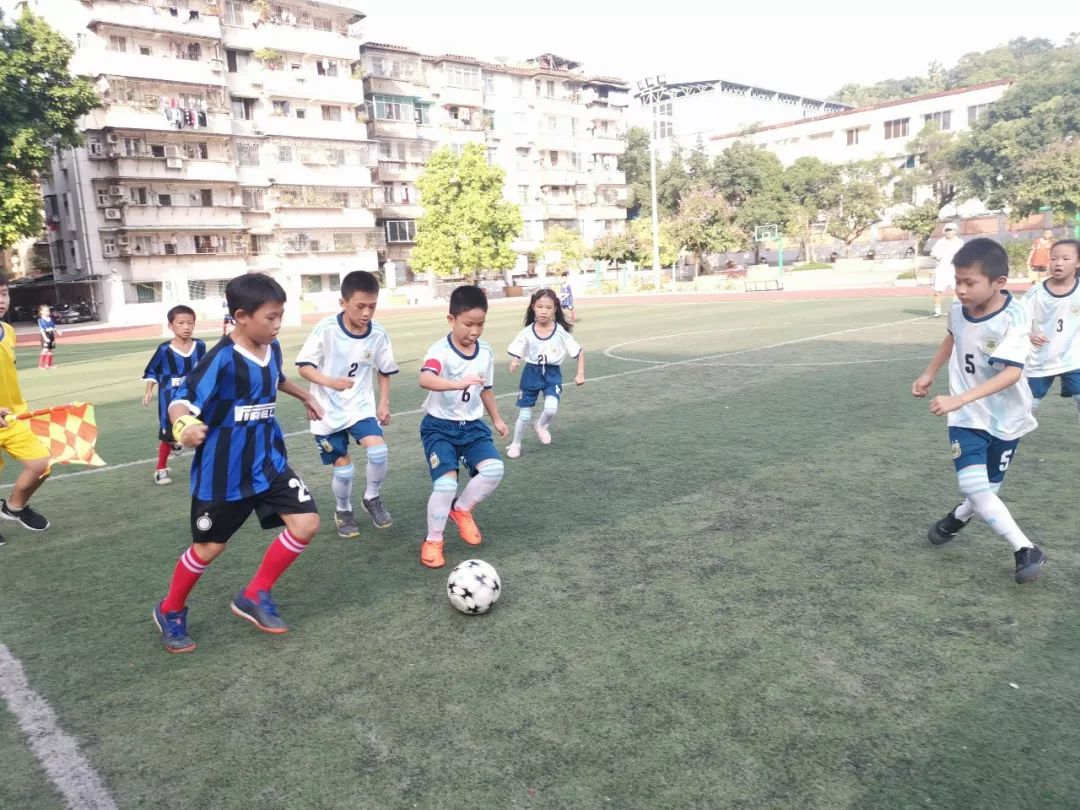 学校足球比赛全场沸腾,新城区第一小学足球联赛开幕式