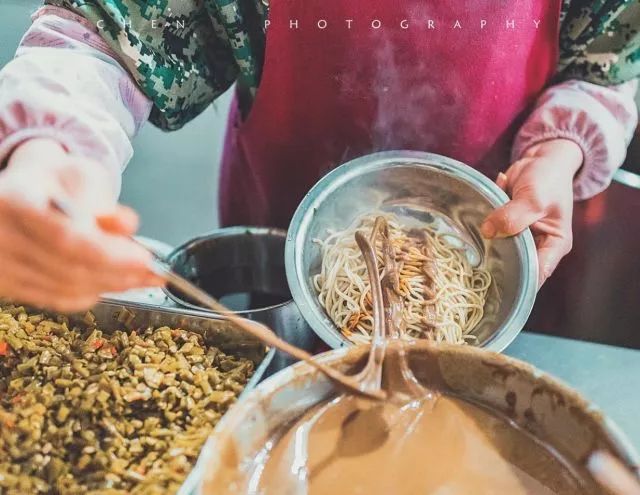 武汉：一碗热干面杀百鬼，一锅豆皮烫神仙