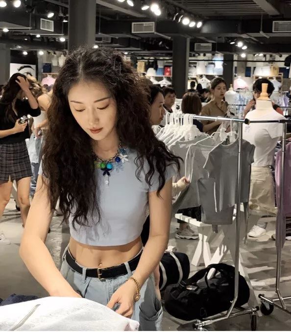 不用海淘代购的化妆品,宋妍霏同款平价包包