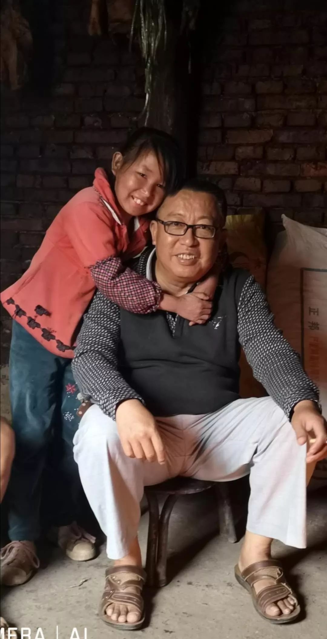 扶贫帮困情永在——期待“鱼鳞女孩”的蜕变重生