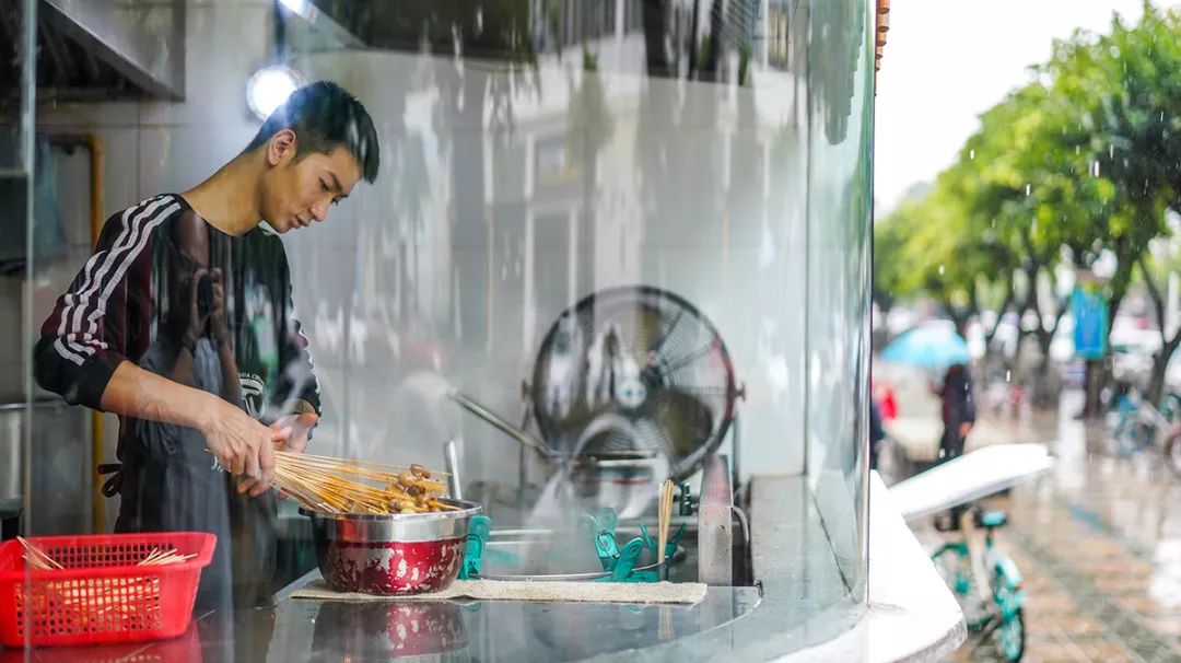 瓜串串鼓楼街,排队排到大街上