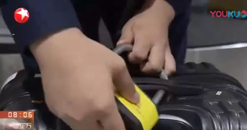 回国行李被海关加锁,回国行李箱被海关贴了标签