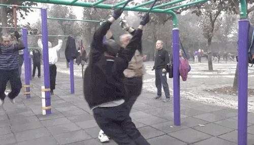 边种地边劈叉，土味瑜伽到底有多骚？