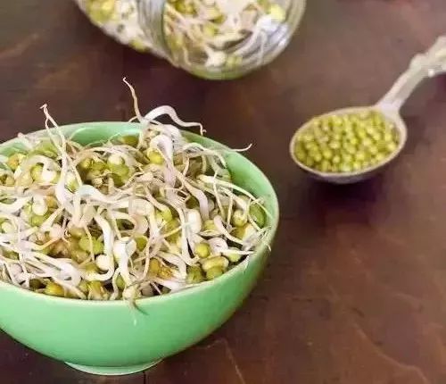 小白衣服脏了怎么洗,学会这招衣服多脏都能洗干净