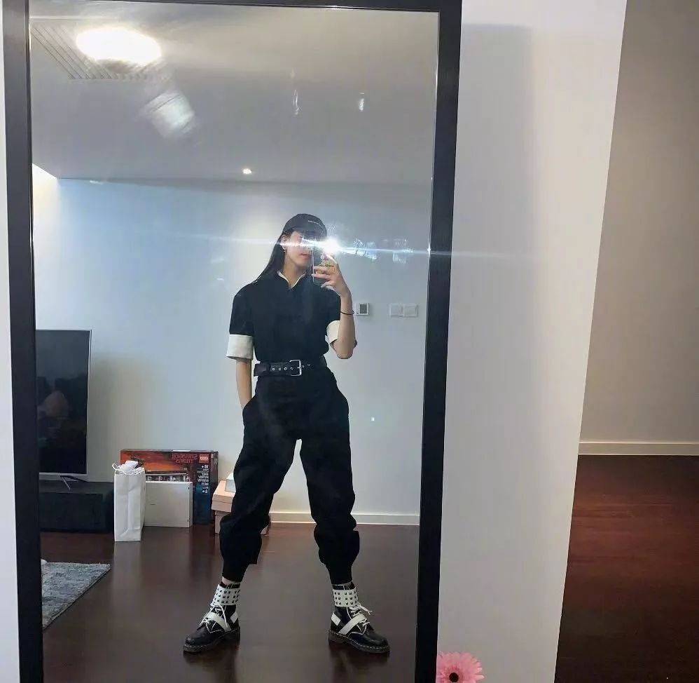 2022秋冬女明星马丁靴穿搭,女明星卡其色风衣搭配马丁靴图片