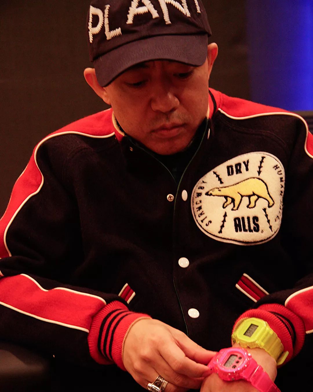 坐拥数千球鞋，满屋潮流玩具！他可能才是国内最潮的明星