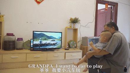 63岁中国大爷靠玩木头火到国外,61岁中国大爷惊呆老外