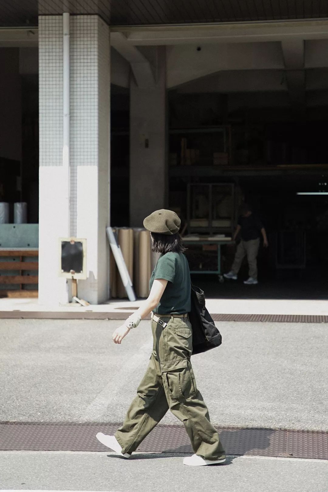 别装了，你的鞋已经出卖了你