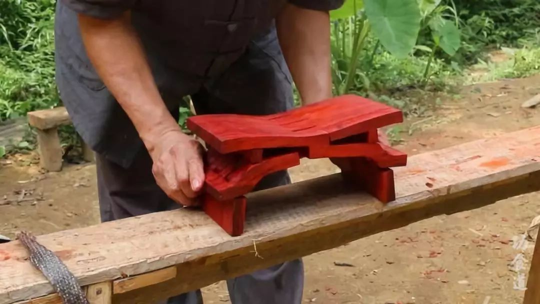 真·鲁班再世！61岁中国大爷造出2500年前鲁班凳，惊艳1000万外国网友：这还是我认识的中国功夫吗？