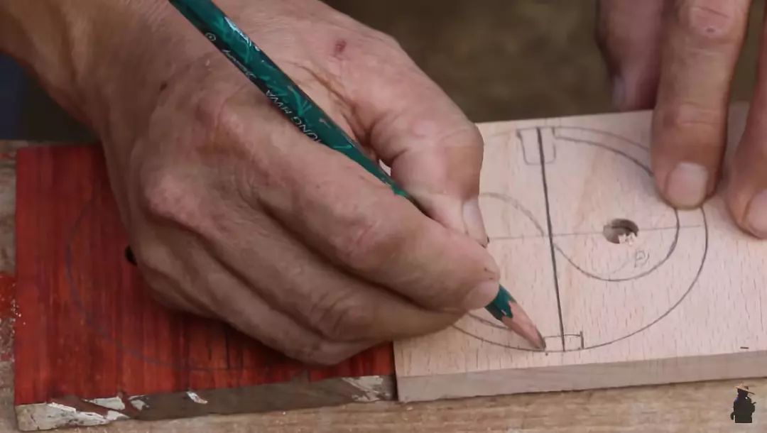 河南大爷做出2600年前的鲁班凳,山村老人制作鲁班凳惊艳国外