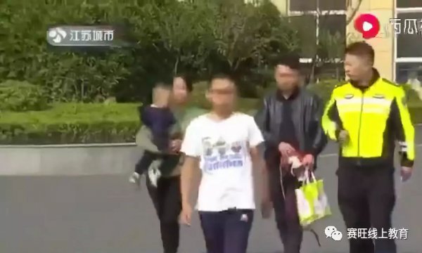 一家三口出行,司机竟是11岁男孩!母亲:他从小学场地赛车