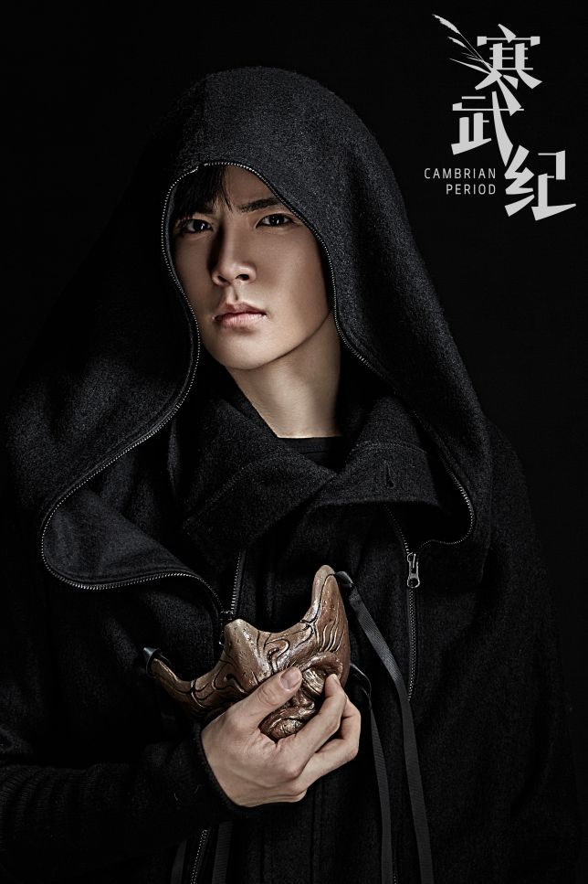 侯明昊戴眼镜喝饮料,侯明昊喝的什么饮料