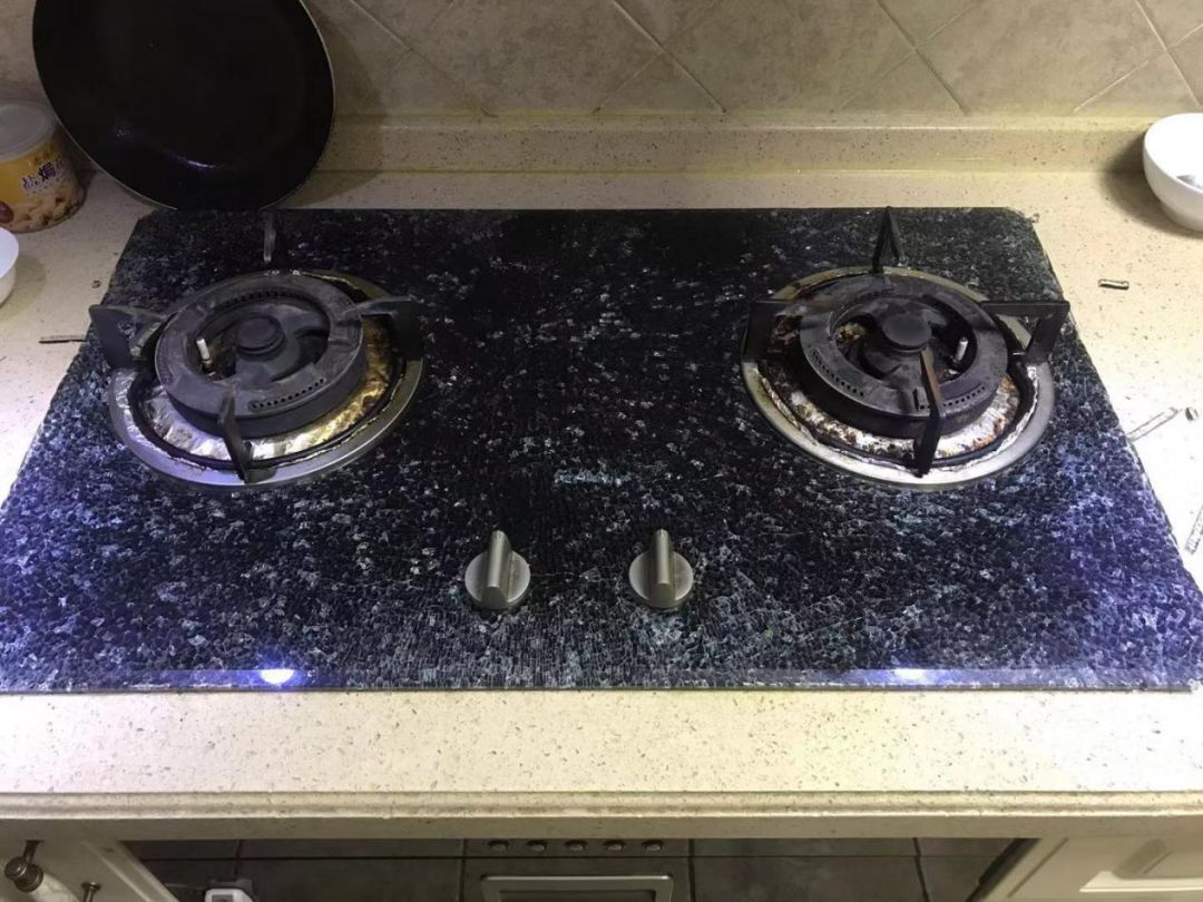 做饭燃气灶炸了,做菜时燃气灶突然炸裂