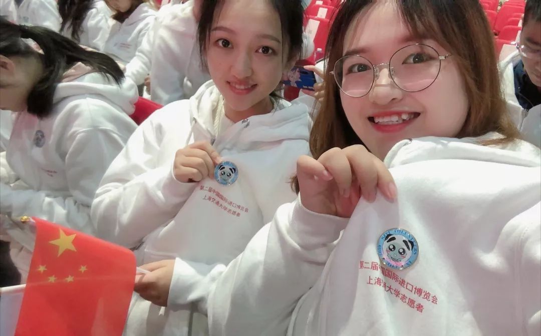 同学，换徽章吗？沪上各高校“小叶子”进博徽章大集合！