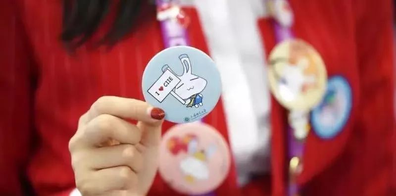 同学，换徽章吗？沪上各高校“小叶子”进博徽章大集合！