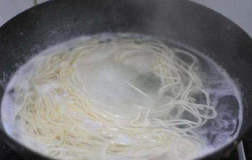 面馆鲜面条怎么煮不粘连又劲道,面馆煮面条正确方法