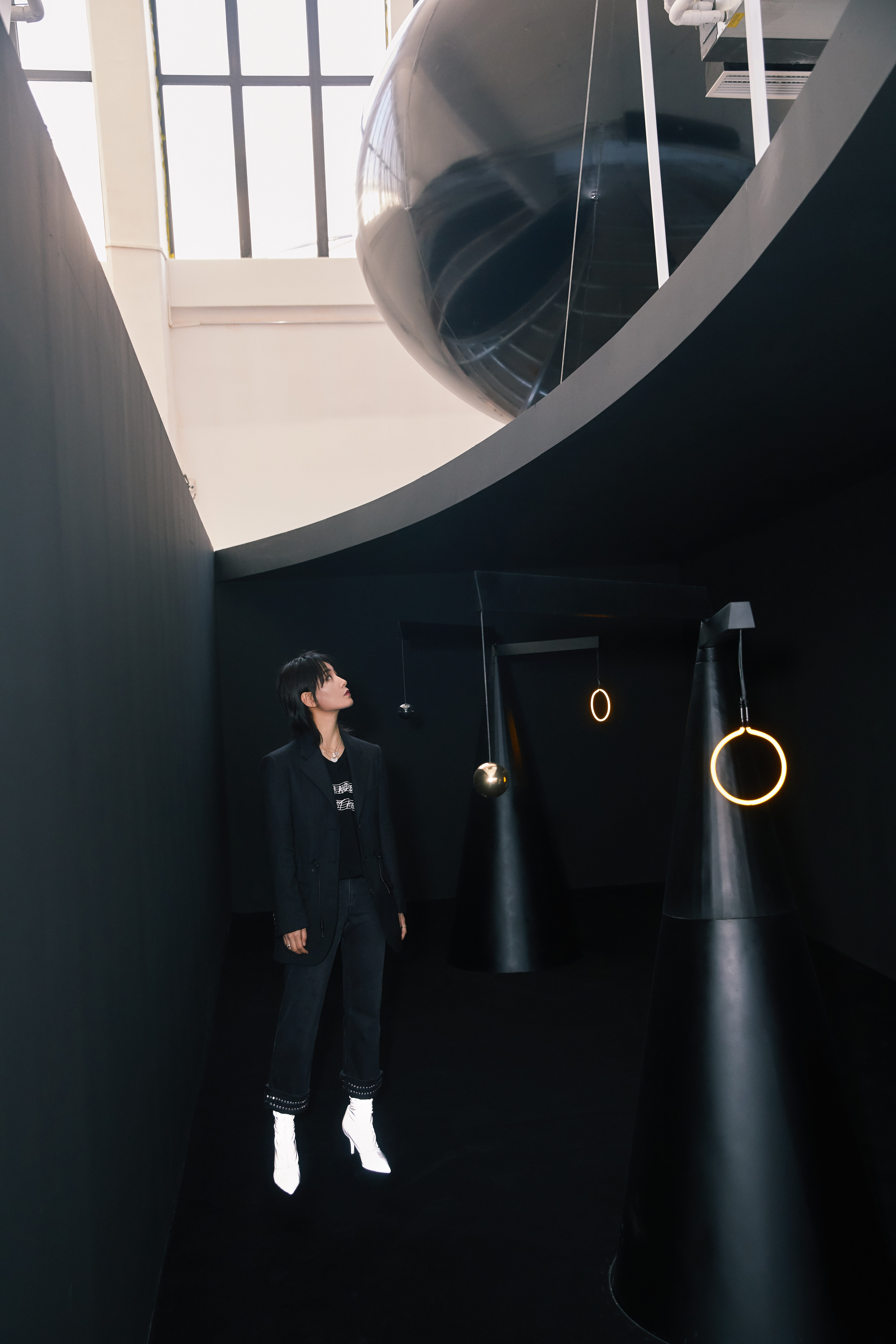 周笔畅邀请明星朋友看月相艺术展,周笔畅月相艺术展