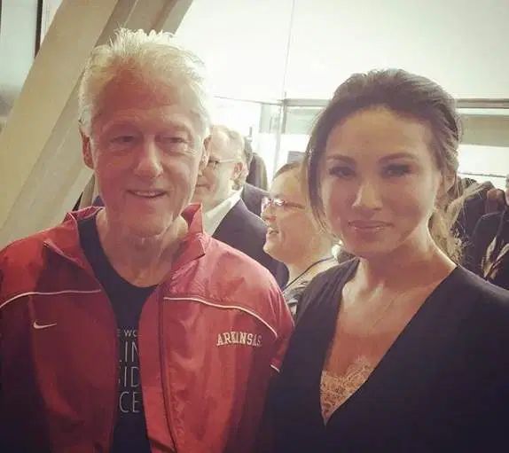 神操作！韩裔女歌手靠P图、简历造假，居然一路当上美国政府*官高**