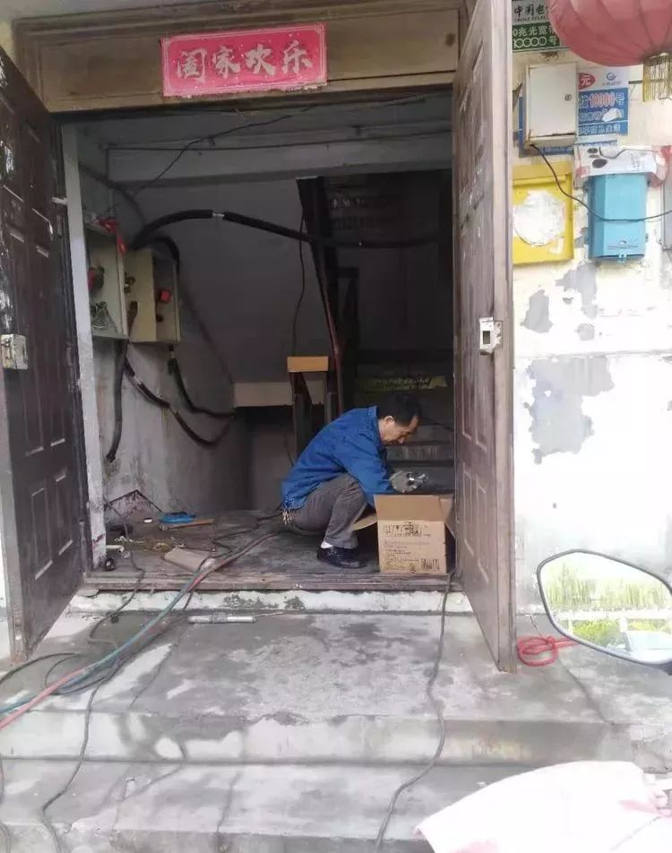 你的家里温暖如春，你可知这个城市有一群暖男在为你抵御寒冬