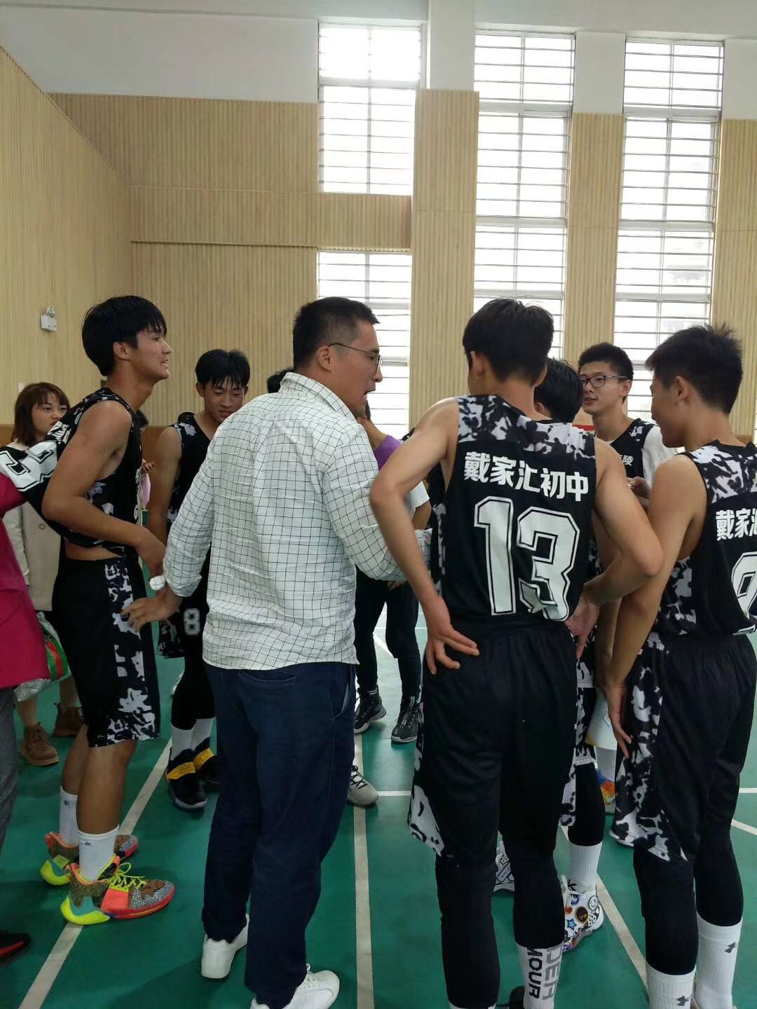 农村小孩爱篮球,山里娃爱篮球