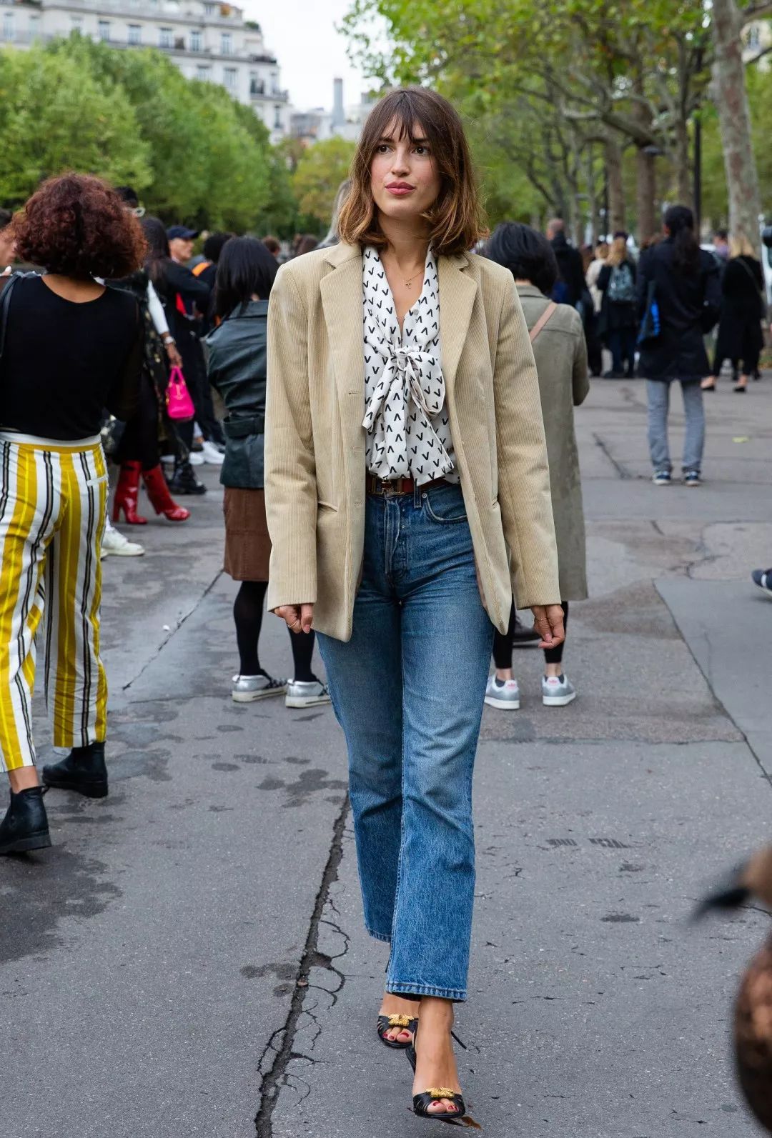 钟楚曦新中式穿搭同款,高级脸的钟楚曦独爱港风式穿搭