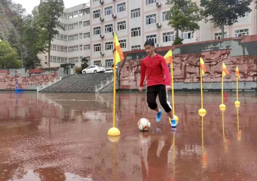天啊！上周末700多个学生把足球玩成了这样