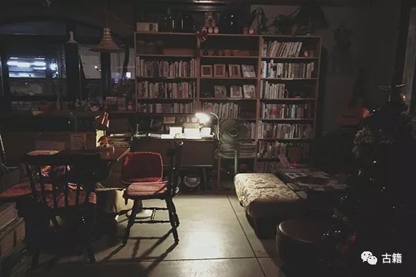 谢泳：一个旧书柜，几部线装书