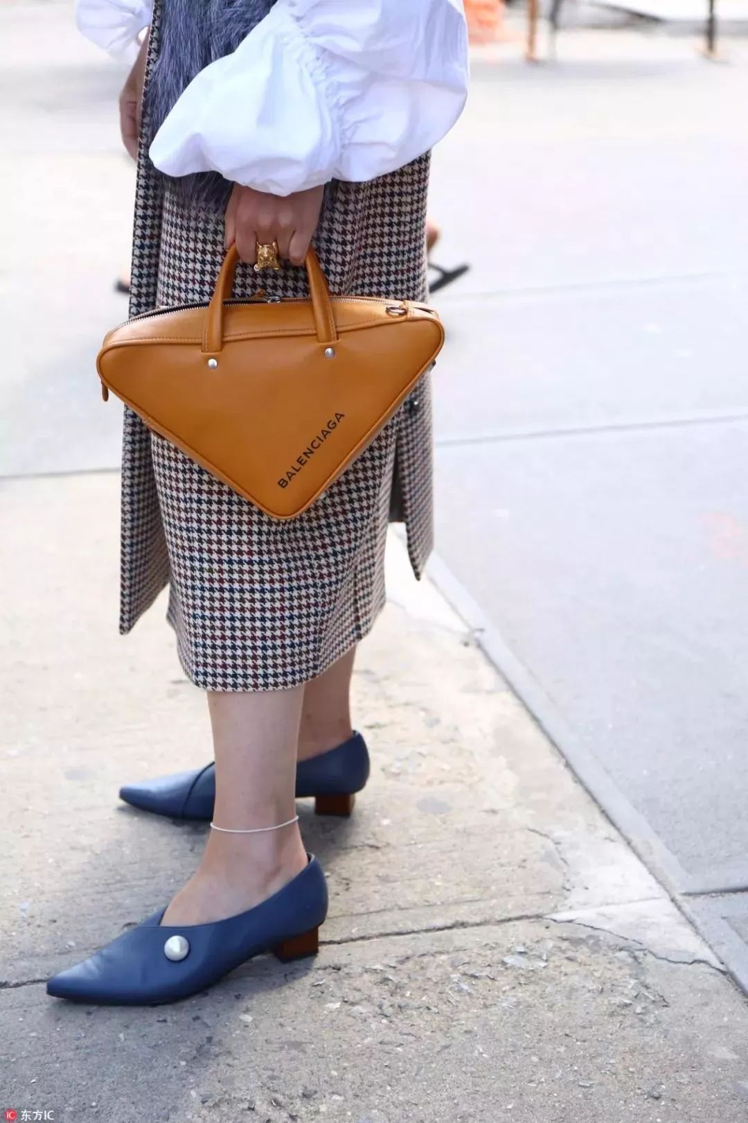 看中一个包包看了很久还是喜欢,看上了一款新款包包