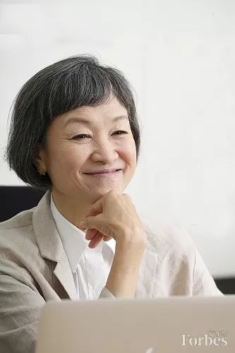 福布斯生活|她手中的这块布料，看到了彩虹、废墟和大千世界